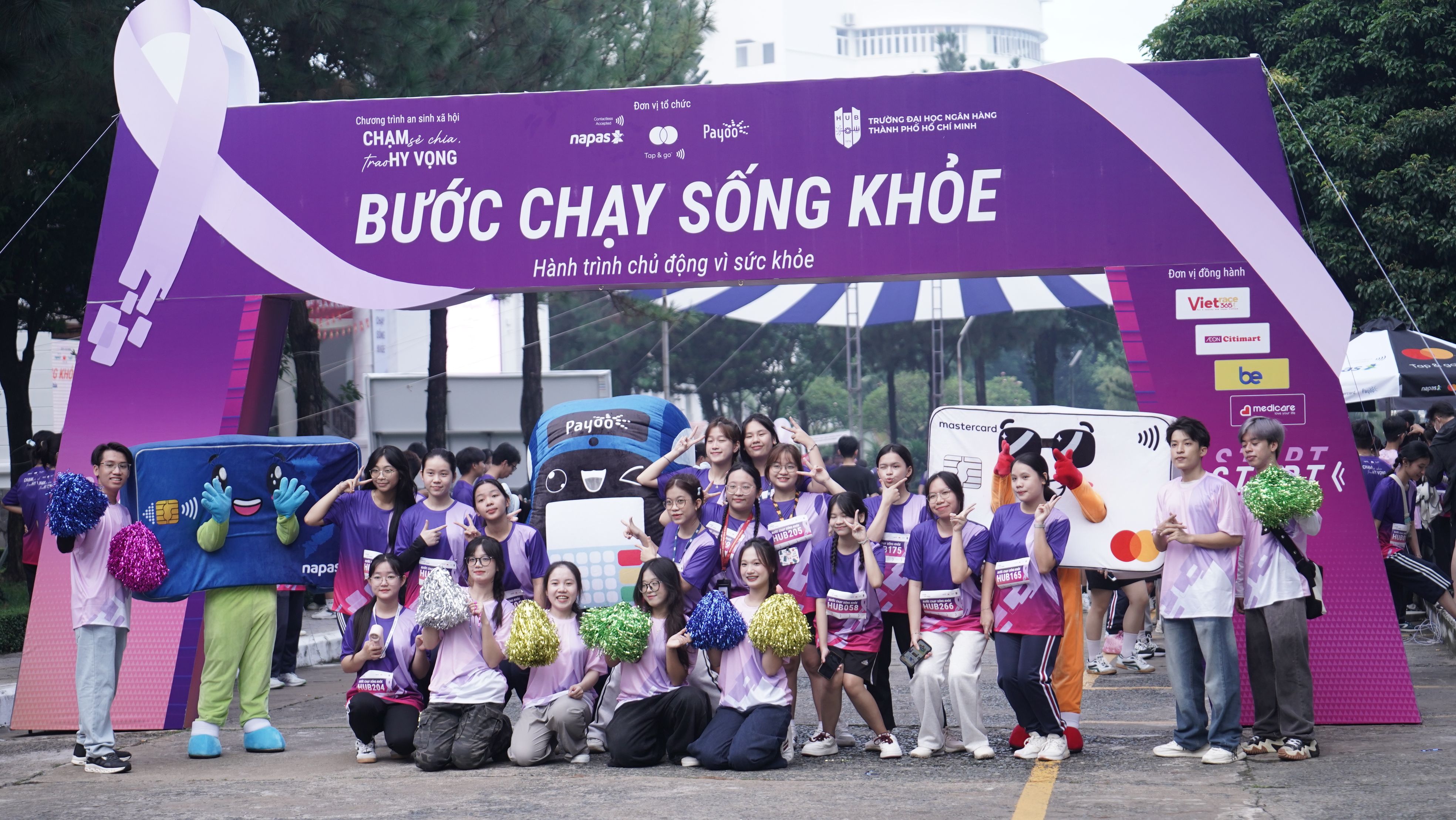 500 VDV Dai hoc Ngan hang hao hung tham gia Buoc Chay Song Khoe24.JPG