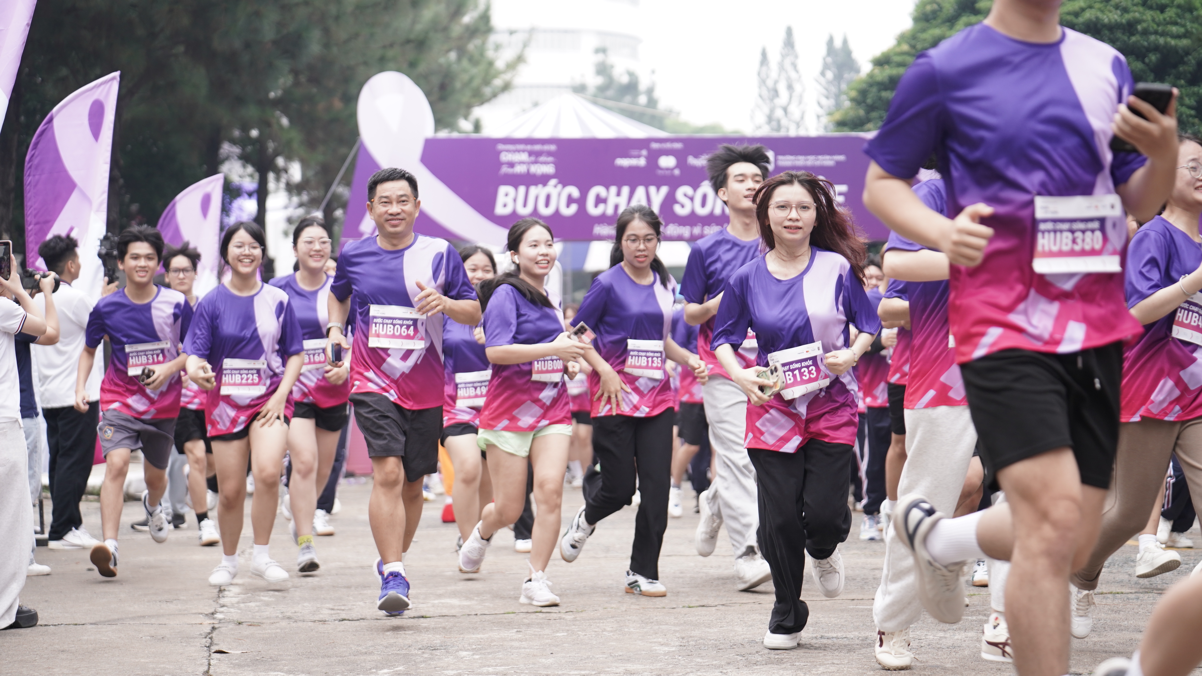 500 VDV Dai hoc Ngan hang hao hung tham gia Buoc Chay Song Khoe6.JPG
