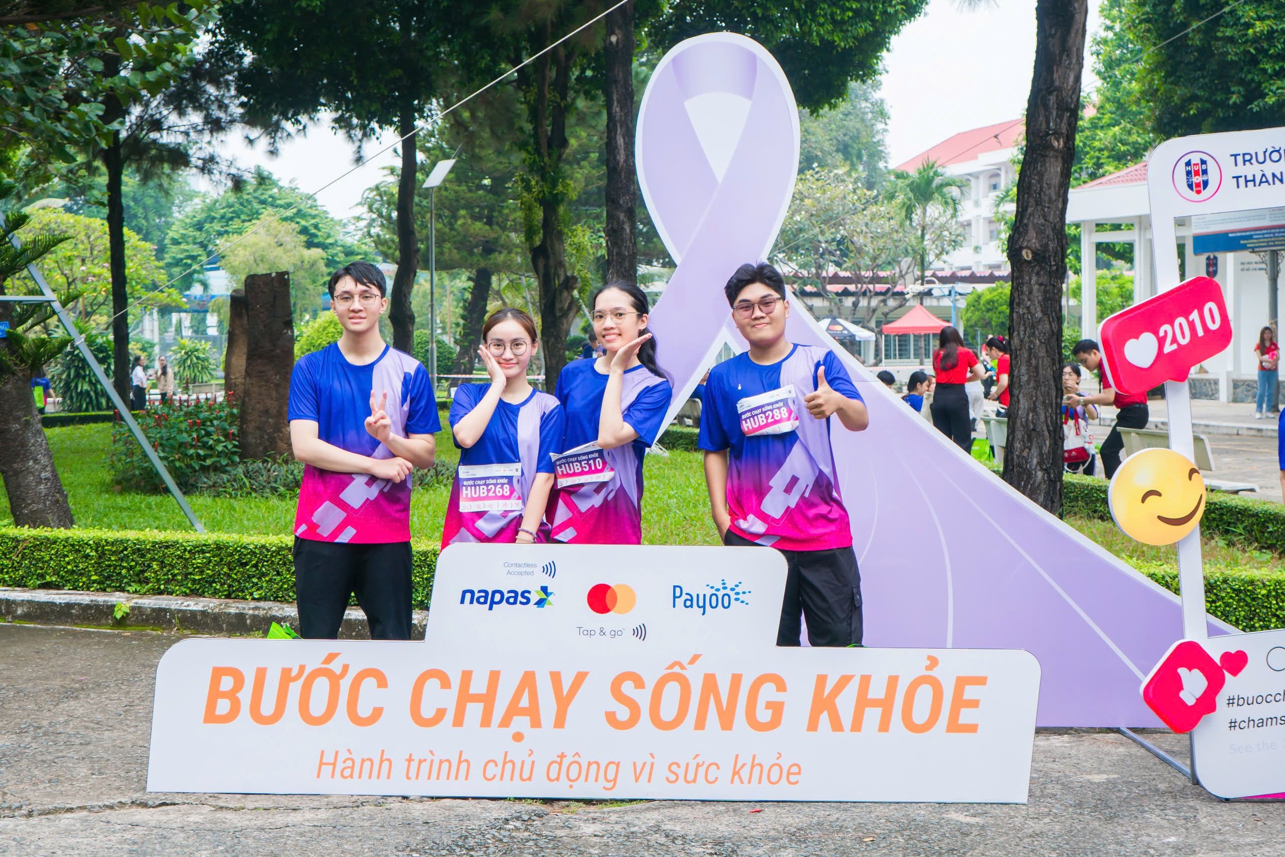VDV tranh thu checkin chup hinh truoc khi bat dau chay16.jpg